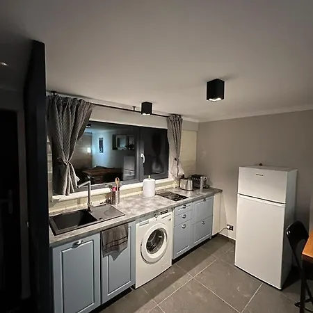 Retro Retreat - Free Parking - 20 Min To Center Apartment *